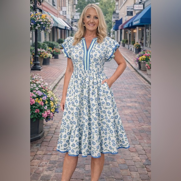 entro Dresses & Skirts - Entro Blue and White Floral Midi Dress Size Small NWT